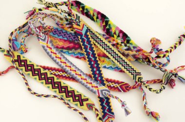 El yapımı ev yapımı renkli doğal dokuma açık renkli, çeşitli renklerde izole dostluk bilezik grup