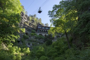 Pravcicka brana bohem İsviçre, yeşil, mavi gökyüzü ve güneş ışığı, doğal anıt ile ilkbahar geç sahne yer alan bir dar kaya oluşumdur