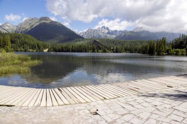 Strbske pleso, Yüksek Tatras dağlar, Slovakya, erken yaz sabahı, göl yansımalar, ahşap iskele