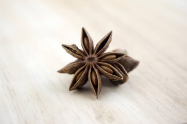 Mutfak ahşap masa üzerinde bir kahverengi karanfil