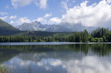Strbske pleso, Yüksek Tatras dağlar, Slovakya, erken yaz sabahı, göl yansımalar