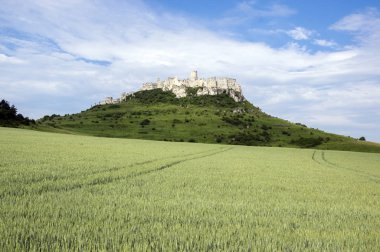 SPI kale Slovakya yeşil tepe üzerinde