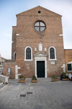 15 Haziran 2017 erken akşam Chioggia sokakları, kilise ile romantik bir sahne