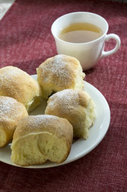 Beş ev yapımı geleneksel Çek buns erik reçeli, Kuru üzüm ve kırmızı masa örtüsü üzerinde beyaz plaka üzerinde süzme peynir ile doldurulmuş
