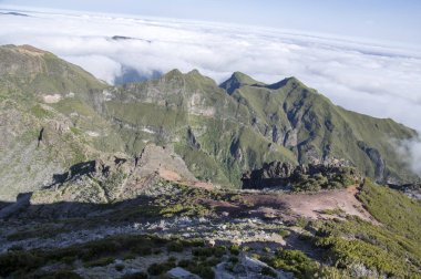 Pico Ruivo yürüyüşü, bulutların üstünde, inanılmaz sihirli manzara, inanılmaz manzaralar, alçak bulutlu güneşli hava, Madeira Adası, Portekiz