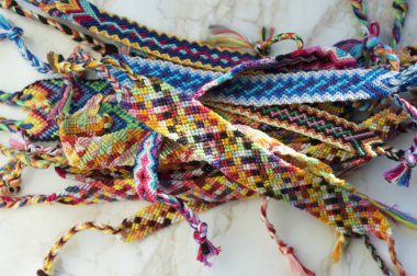 El yapımı ev yapımı renkli doğal dokuma açık renkli, çeşitli renklerde izole dostluk bilezik grup