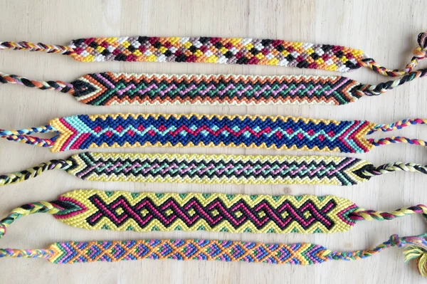 El yapımı ev yapımı renkli doğal dokuma açık renkli, çeşitli renklerde izole dostluk bilezik grup