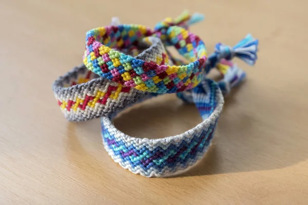 Gruppe Von Handgemachten Hausgemachten Bunten Natürlichen Gewebten Armbänder Der Freundschaft — Stockfoto