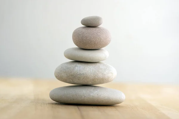 Cairn Piedra Sobre Fondo Blanco Gris Rayado Torre Cinco Piedras — Foto de Stock