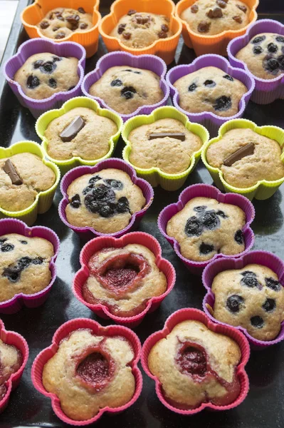 Gebakken Banaan Muffins Met Aardbeien Noten Rozijnen Kleur Siliconen Mallen — Stockfoto