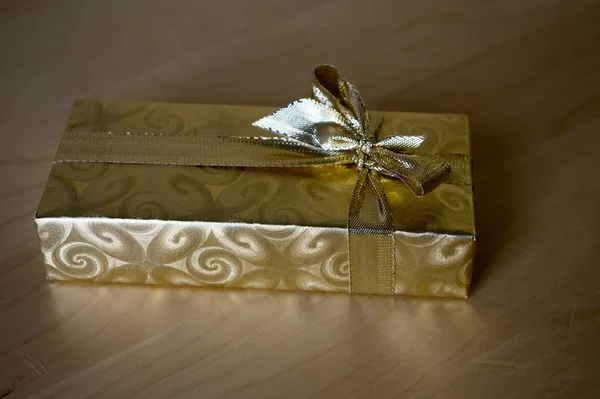 Golden Gift Box Golden Ribbon Wooden Background — Stock Photo, Image