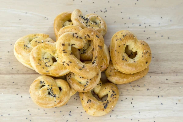 Pretzels Frescos Assados Mesa Madeira Coração Formas Torcido Cobertos Com — Fotografia de Stock