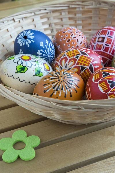 Huevos Pintados Hechos Mano Cesta Decoración Pascua Mesa Pequeña Flor — Foto de Stock