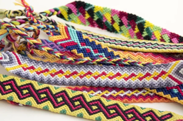 El yapımı ev yapımı renkli doğal dokuma açık renkli, çeşitli renklerde izole dostluk bilezik grup