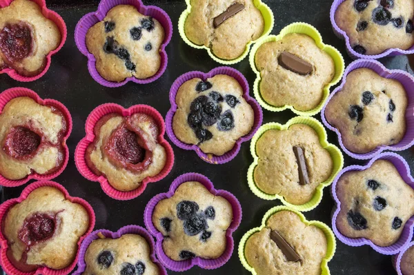 Gebakken Banaan Muffins Met Aardbeien Noten Rozijnen Kleur Siliconen Mallen — Stockfoto