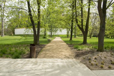 Yaz saati, yeşil alan, yol atmak ve paslı çöp kutusu, güneşli parkı