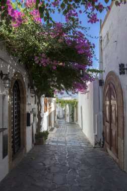 Lindos köy sokakları turistler, güzel beyaz evler ve yaz mevsiminde, dar sokaklar harika bir yer olmadan