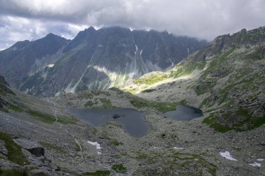 İz Rysy monte hiking, aeria görüntülemek için dağ tarn büyük kurbağa