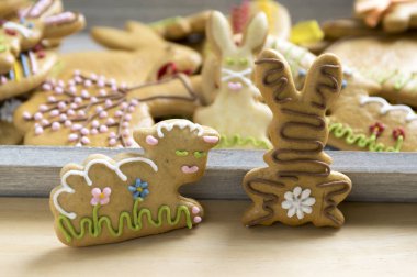 Komik tavşan konuşuyor, Paskalya ev yapımı gingerbread çerezleri