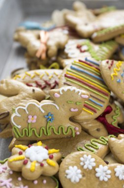 Ev yapımı el Gingerbread çerezleri gri ahşap tepsi Boyalı Paskalya