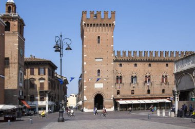 FERRARA, İTALYA - 13 Haziran 2017, Ferrara Meydanı, manzaralı ve insanlı, Castello Estense