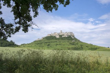 SPI kale Slovakya yeşil tepe üzerinde