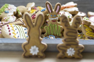 Ev yapımı el Gingerbread çerezleri gri ahşap tepsi Boyalı Paskalya