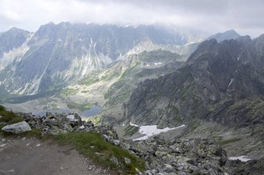 İz Rysy monte hiking, aeria görüntülemek için dağ tarn büyük kurbağa