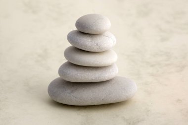 Uyum ve denge, cairn, açık renkli, rock zen heykel, grup beyaz çakıl, kuleleri, küçük grup, çocuk, siyah taş dengeli taşlar
