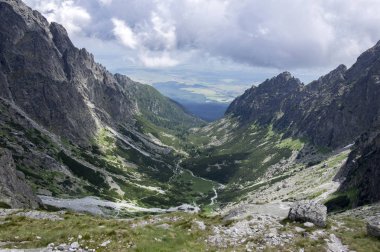Mala studena dolina hiking trail Yüksek Tatras, yaz turizm sezonu, vahşi doğa, turistik iz