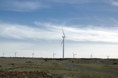 Plato Paul da Serra, Portekiz, Avrupa 'nın ortasındaki Madeira adasında rüzgar türbinleri ile yüksek ovalarda.