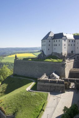 Almanya 'da Sakson İsviçre' de Dresden yakınlarındaki tepedeki tarihi kalede Saxon Bastille olarak da bilinen Konigstein Kalesi, doğa ve Elbe nehri ile çevrili, mavi gökyüzü