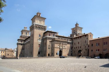 FERRARA, İTALYA - 13 Haziran 2017, Ferrara Meydanı, manzaralı ve insanlı, Castello Estense