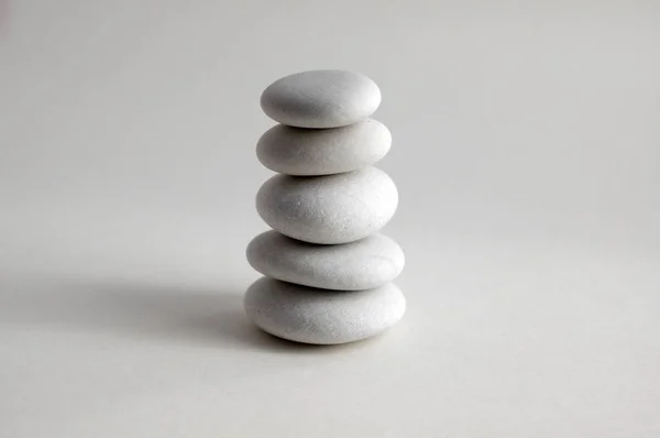 Armonia Equilibrio Cairn Pietre Portamento Semplici Sfondo Bianco Scultura Zen — Foto Stock