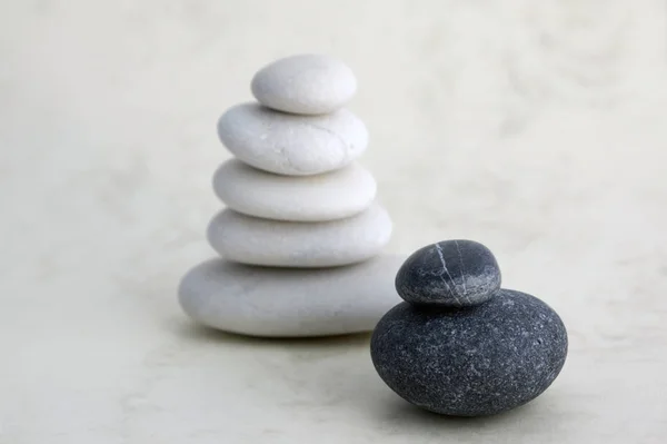 Armonía Equilibrio Cairn Piedras Aplomo Sobre Fondo Claro Escultura Zen — Foto de Stock