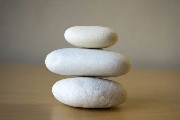 石头石碑在棕色木背景 小组石头塔 简单的姿态石头 简单和谐和平衡 岩石禅宗雕塑 — 图库照片