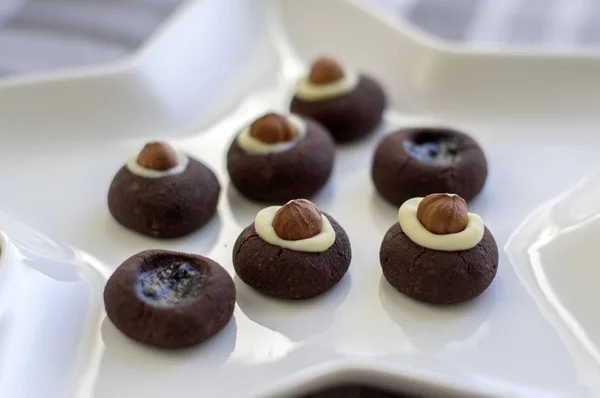 Galletas Dulces Dos Estilos Rellenas Avellanas Chocolate Blanco Mermelada Frutas — Foto de Stock