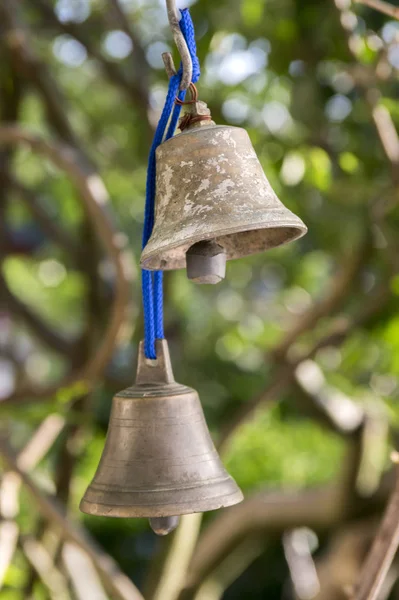 Dvě Malé Kovové Orientální Zvony Visí Zahradě Slunečný Den Zeleň — Stock fotografie