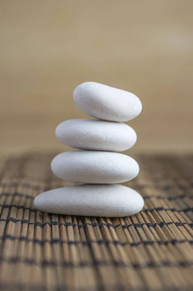 Cairn Piedra Sobre Fondo Madera Marrón Grupo Piedras Torre Piedras — Foto de Stock