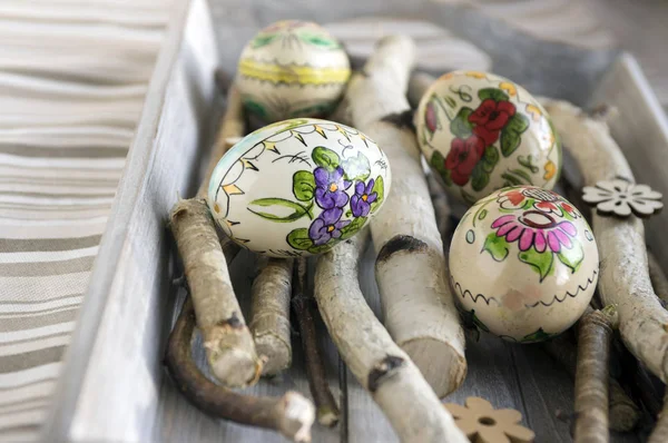 Cuatro Huevos Pascua Caseros Hechos Mano Con Imágenes Flores Ramas — Foto de Stock