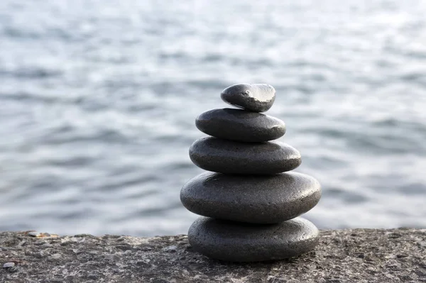 Vijf Stenen Cairn Toren Rock Zen Beeldhouwkunst Zwarte Kiezels Oceaan — Stockfoto
