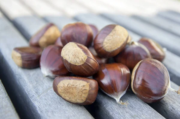 Castanhas Doces Cruas Espalhadas Uma Mesa Madeira Nozes Acastanhadas Saborosas — Fotografia de Stock