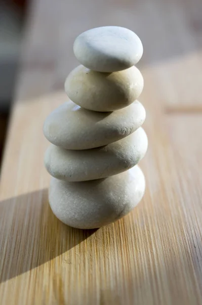 石头石碑在条纹灰色白色背景 五石头塔 简单的稳重石头 简单和谐和平衡 岩石禅宗雕塑 — 图库照片