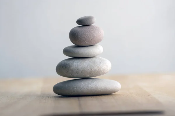 石头石碑在条纹灰色白色背景 五石头塔 简单的稳重石头 简单和谐和平衡 岩石禅宗雕塑 — 图库照片