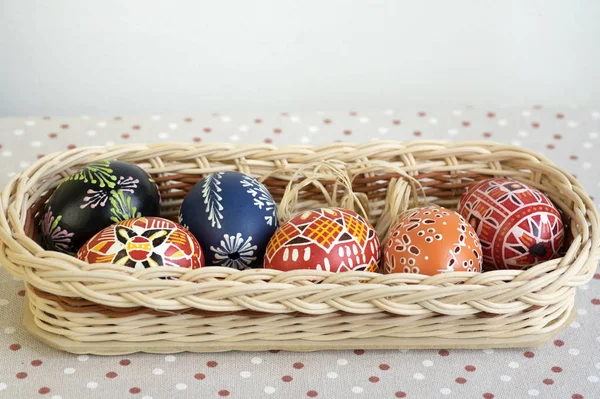 自制手工彩绘鸡蛋在篮子里 复活节装饰在桌子上 — 图库照片