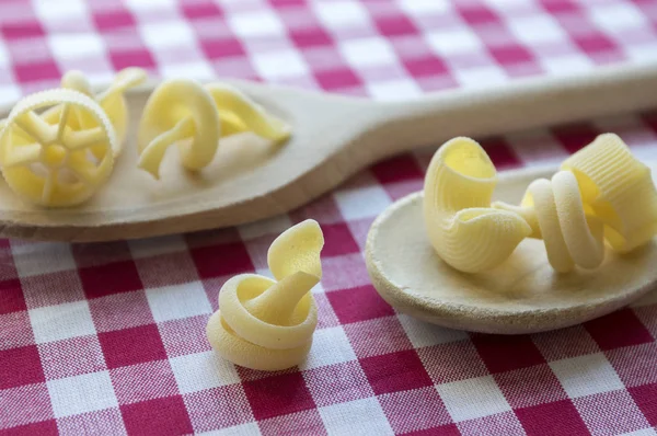 Varias Mezclas Pasta Sobre Cucharas Madera Sobre Mantel Cuadros Blanco — Foto de Stock