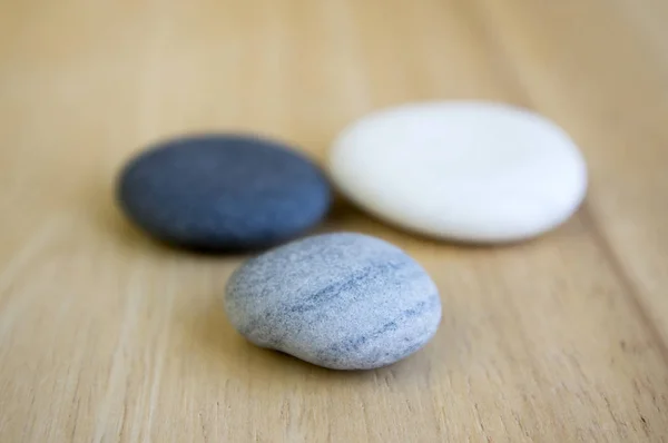 Grupo Piedras Zen Estera Madera Guijarros Gris Claro Gris Oscuro — Foto de Stock