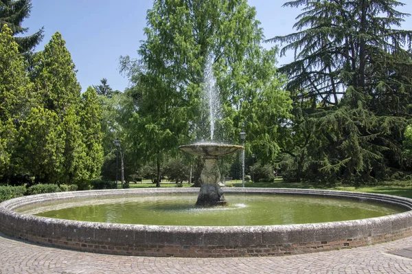 古い魔法の泉とフェッラーラの都市公共公園 — ストック写真