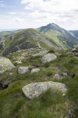 Mount Dumbier, Nizke Tatry, düşük alt Tatra, Milli Parkı, kirli yol ve taş kaplama, cennet, mavi gökyüzü bulutlar, yaz, vahşi doğa ile yakın Chopok üzerinden Ridgeway