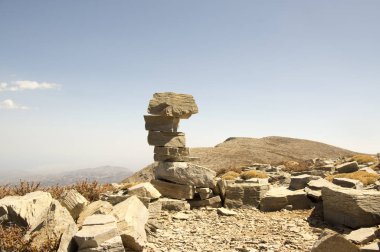 Uyum ve denge, dağlarda, orman karşı dengeli taş rock zen heykel, cairn, güneşli bir gün, dağlar Idi, Crete, Yunanistan